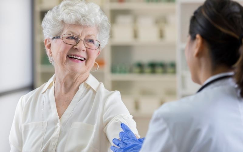 Pharmacist provides a vaccination